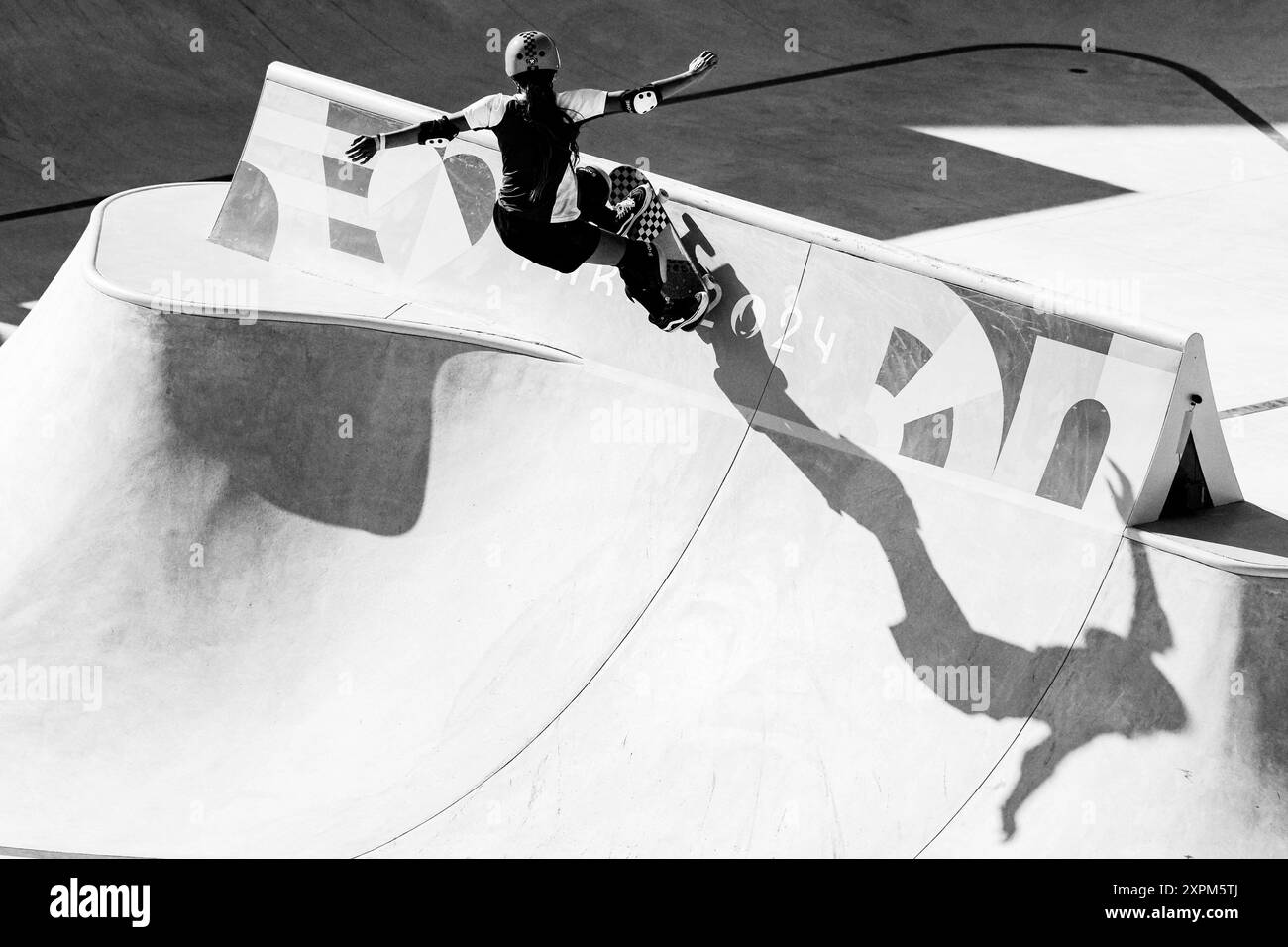 Parigi, Francia. 6 agosto 2024. La medaglia d'oro Arisa TREW dell'Australia gareggia nella finale del parco femminile di Skateboarding a la Concorde durante i Giochi Olimpici di Parigi del 2024 il 6 agosto 2024. Foto di Julien Poupart/ABACAPRESS. COM credito: Abaca Press/Alamy Live News Foto Stock