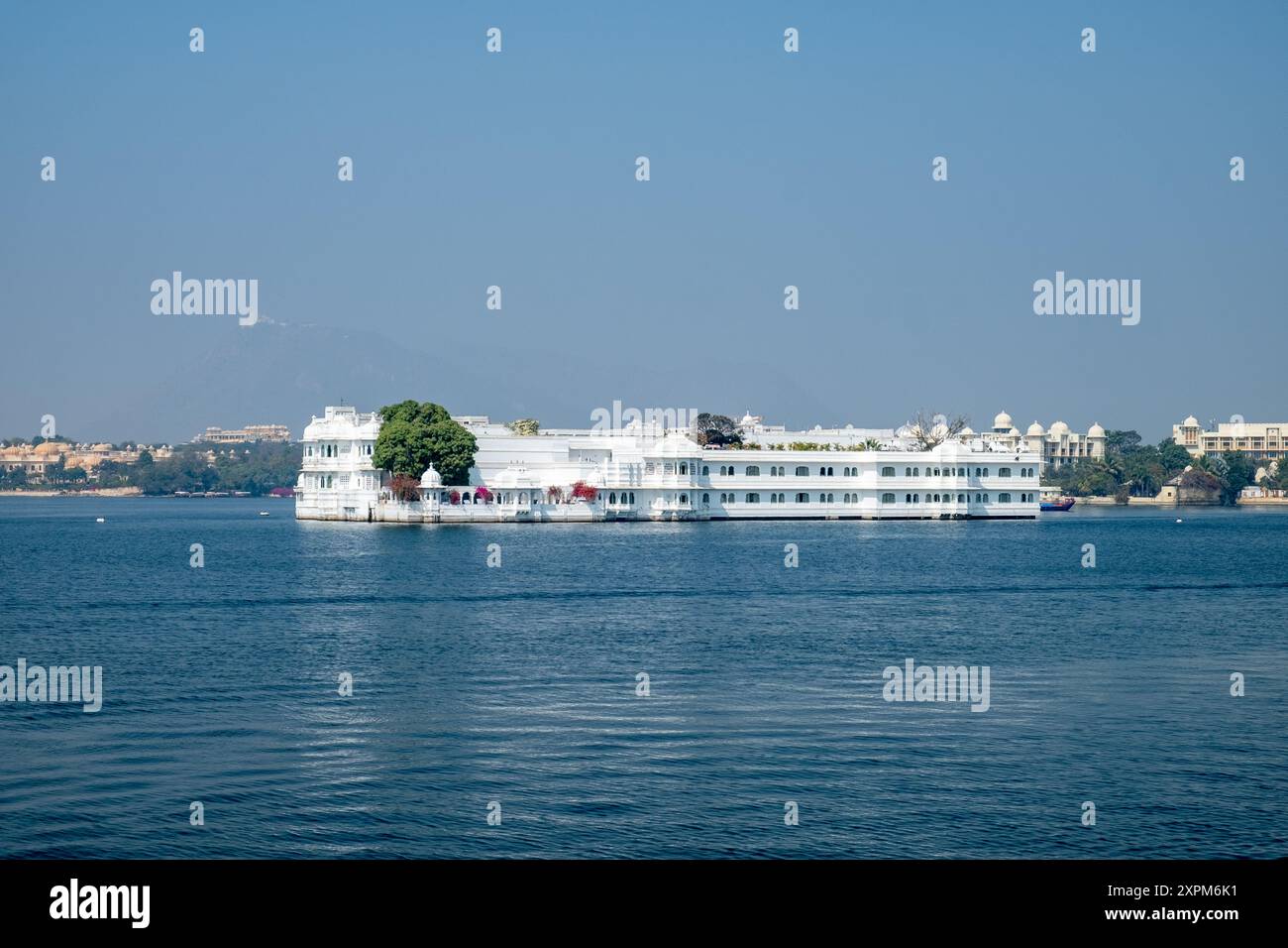 Vista sul Lake Palace, sul lago Pichola, Udaipur, Rajasthan, India, Asia meridionale, Asia Foto Stock