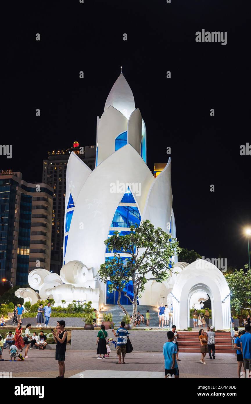 Lotus Thap tram Huong Tower nella piazza centrale della città di Nha Trang di notte. Nha Trang, Vietnam - 24 luglio 2024 Foto Stock