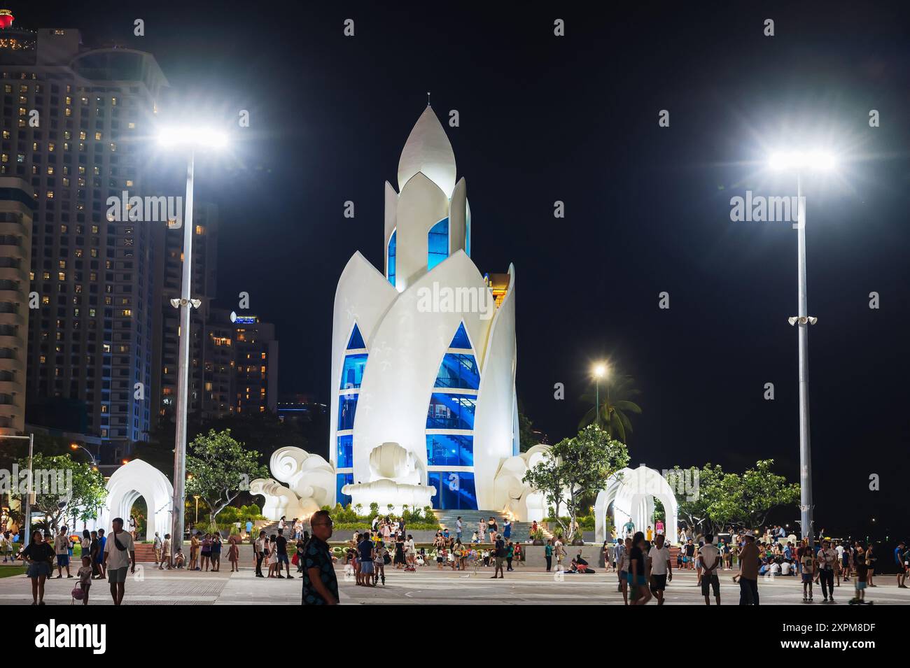 Lotus Thap tram Huong Tower nella piazza centrale della città di Nha Trang di notte. Nha Trang, Vietnam - 24 luglio 2024 Foto Stock