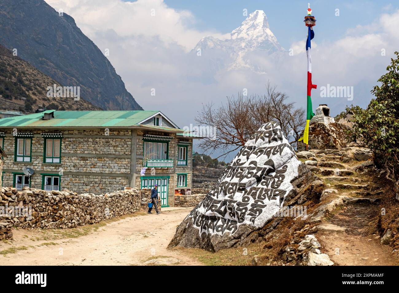 Ama Dablam sorge sopra il villaggio di Khumjung Foto Stock
