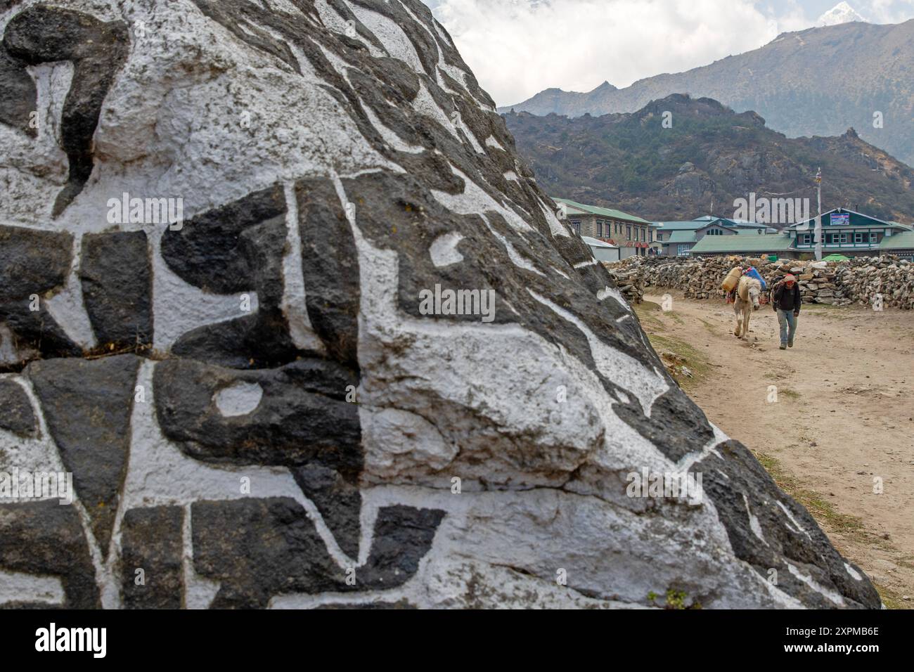 Pietra mani a Khumjung Foto Stock