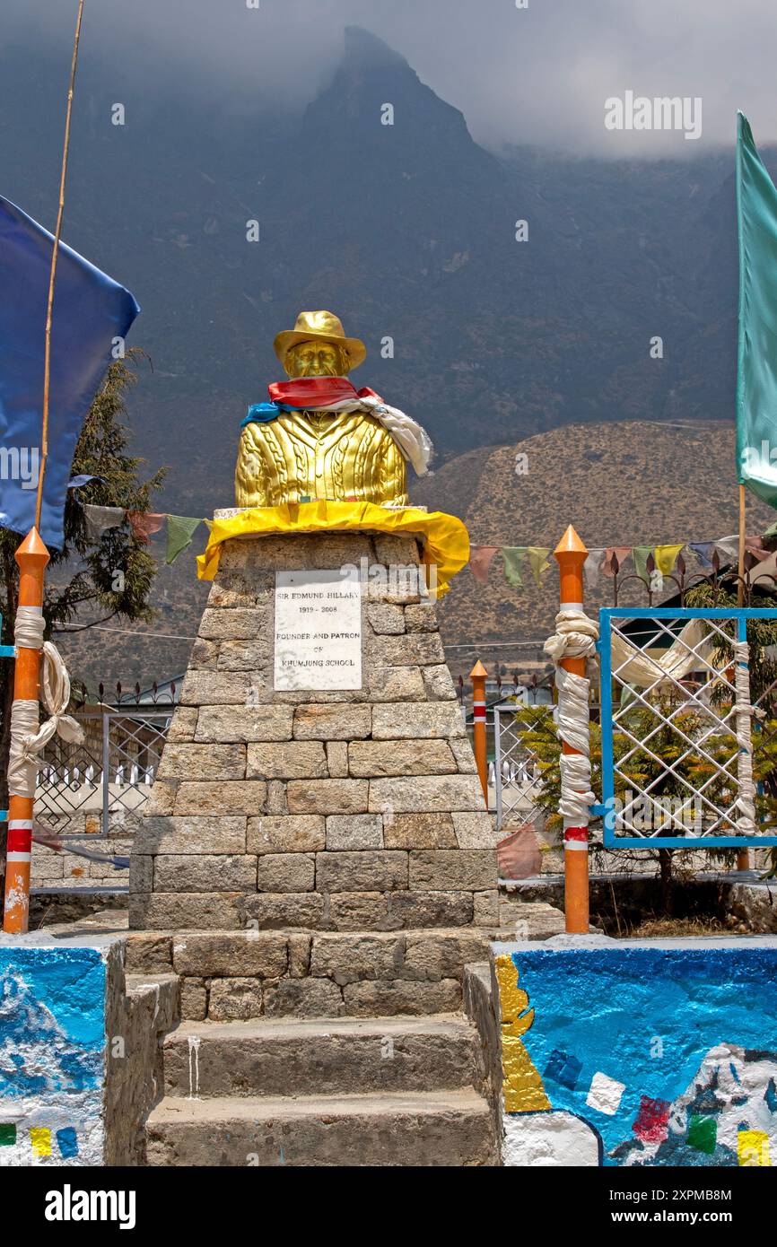 Statua di Sir Edmund Hillary presso la Khumjung Secondary School (Hillary School) a Khumjung Foto Stock
