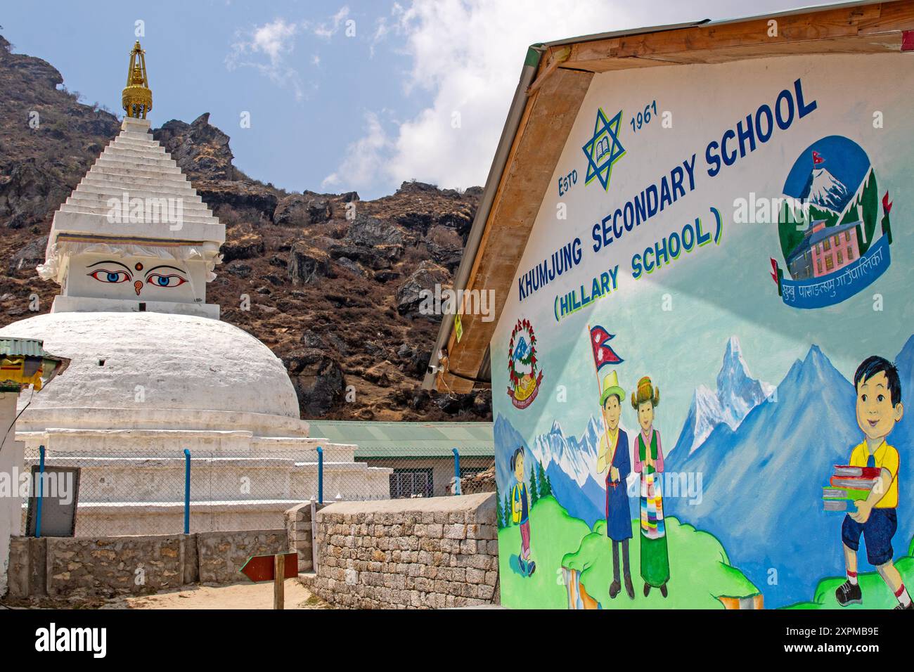 Stupa fuori dalla Khumjung Secondary School (Hillary School) a Khumjung Foto Stock