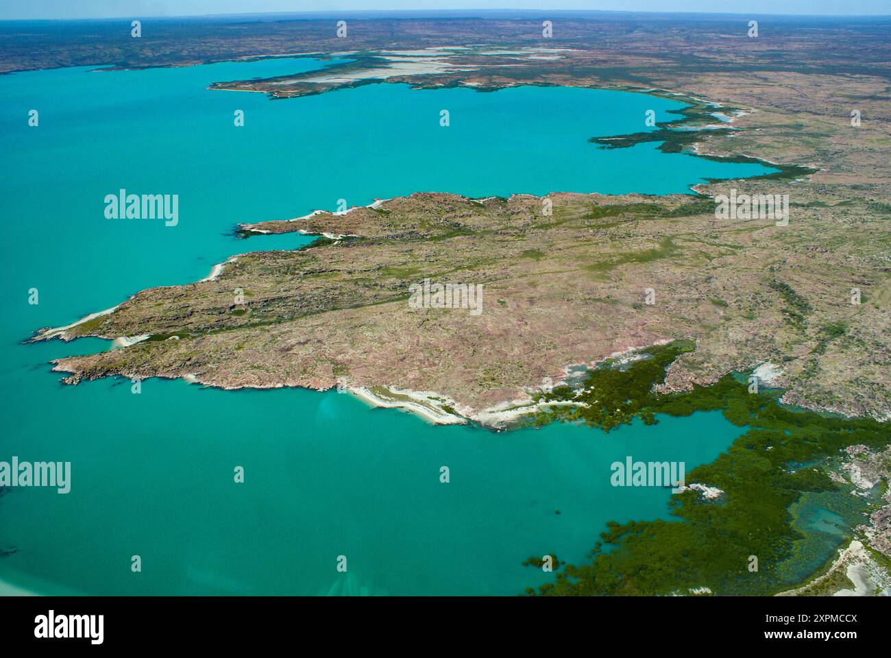 Costa di East Kimberley con promontorio che si protende nel Golfo dell'Ammiragliato, Australia Occidentale, vista aerea Foto Stock