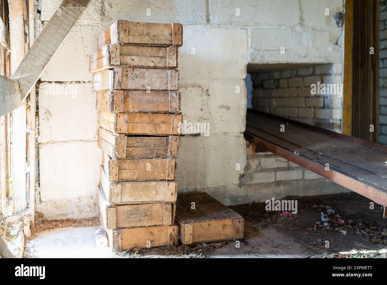 Casse di legno per pesci all'interno dell'edificio abbandonato della fabbrica di pesce. Interno di una vecchia fabbrica di pesci abbandonata. Scatole di legno vintage per pesci. Foto Stock