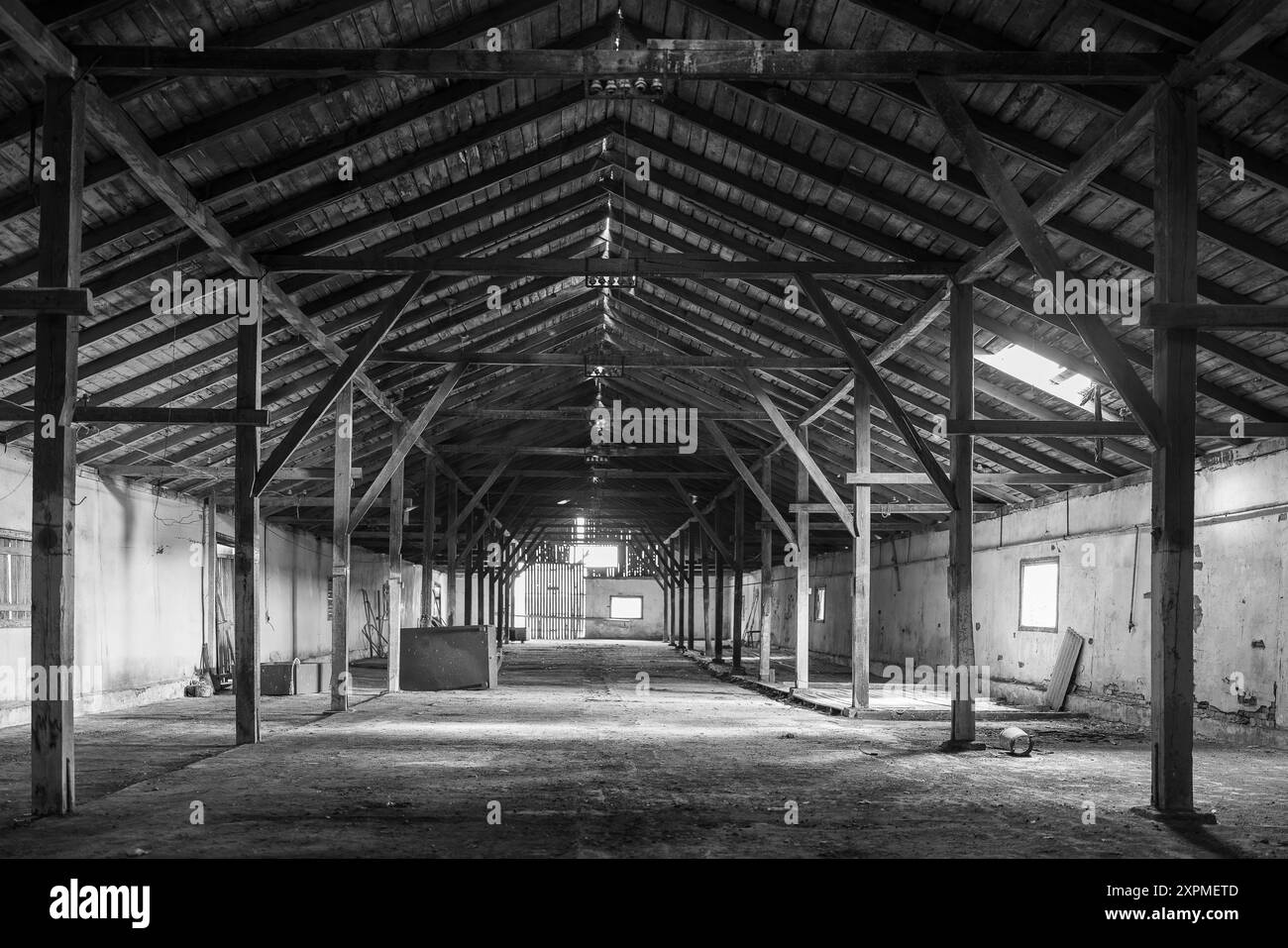 Travi in legno in un vecchio edificio di fabbrica. Interno di una fabbrica di pesce abbandonata con soffitto in legno. Foto Stock