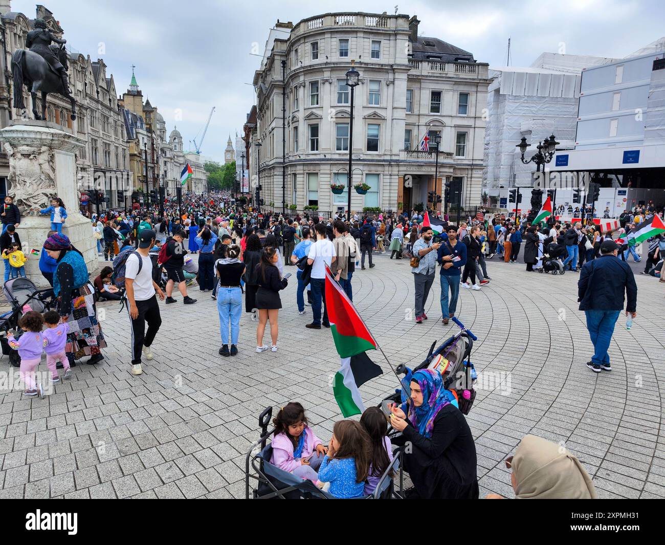 Londra, Inghilterra - 18 maggio 2024: Persone in una manifestazione pro-Palestina a Londra sull'Inghilterra Foto Stock