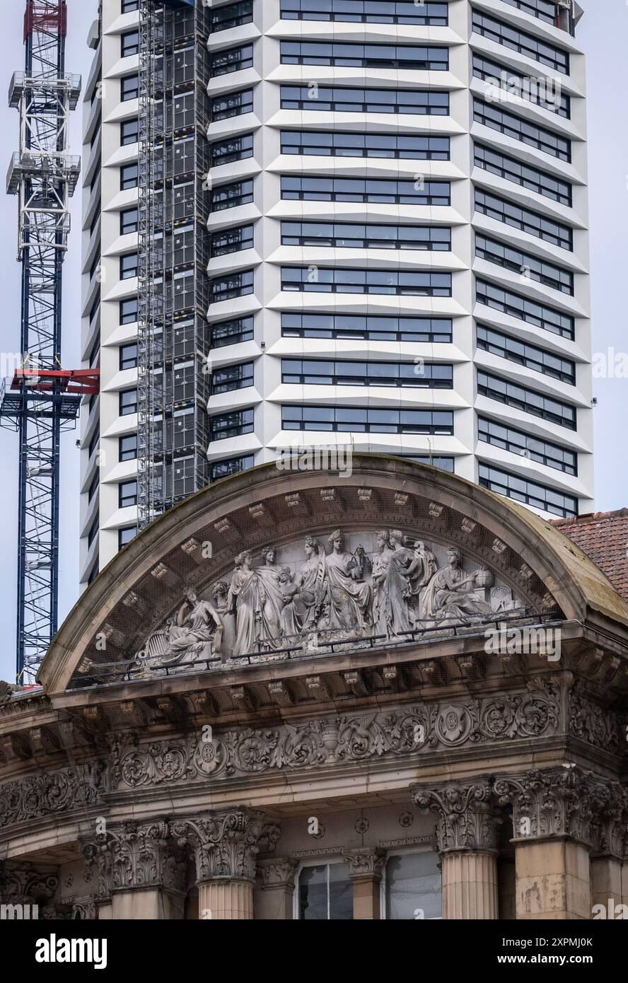 Vecchio e nuovo nel centro di Birmingham, Inghilterra. Un nuovo blocco torre in costruzione e una facciata scolpita d'epoca della sede del consiglio cittadino in primo piano. Foto Stock