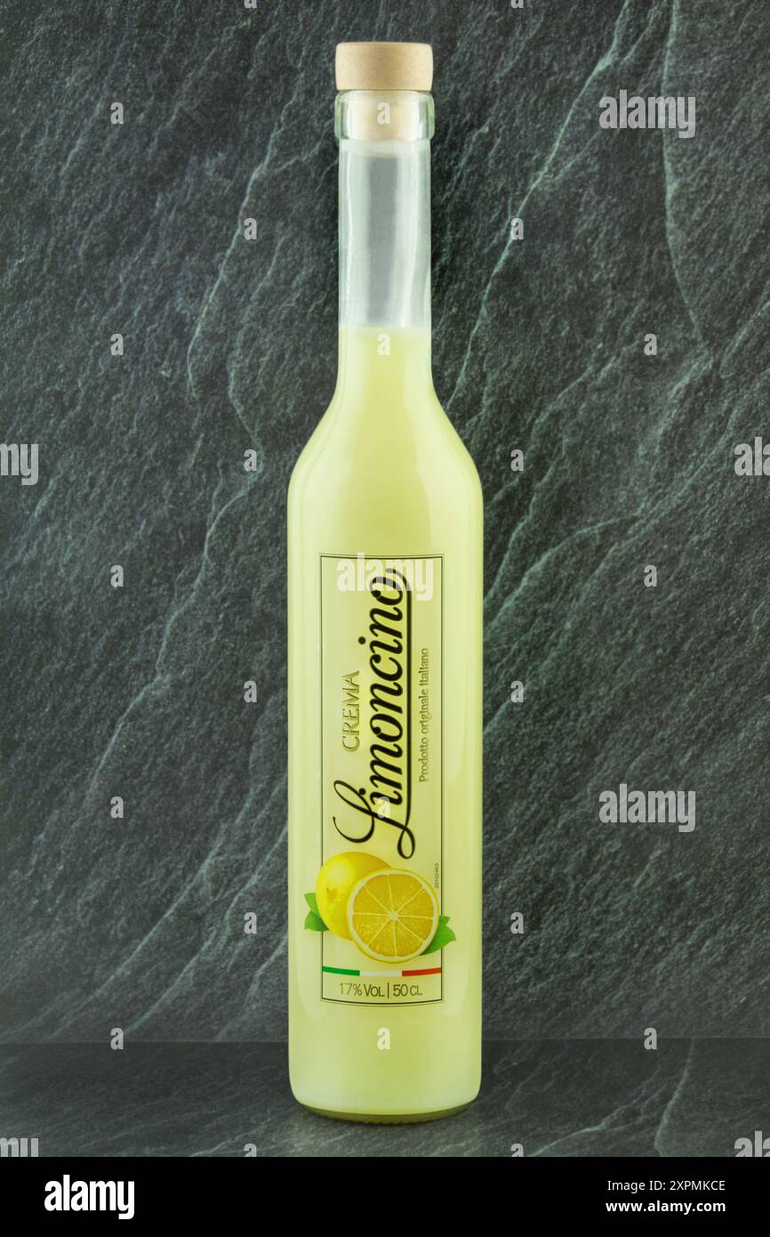 Amburgo, Germania - 5 agosto 2024: 1 bottiglia di liquore Limoncino crema Foto Stock