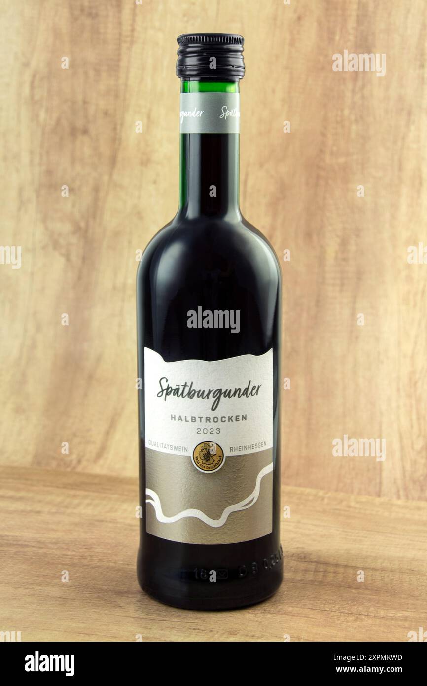 Amburgo, Germania - 6 agosto 2024: Rotwein Spaetburgunder 0,25 Liter 2023 Rheinhessen Foto Stock