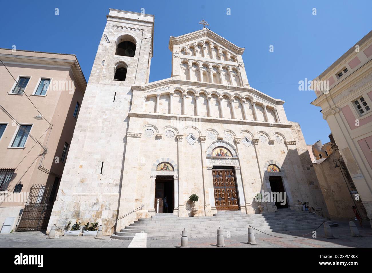 Cagliari, Italia - 22 agosto 2023: Vista frontale della Cattedrale di Santa Maria e Santa Cecilia a Cagliari, Sardegna. XIII secolo in stile pisano-romanico Foto Stock