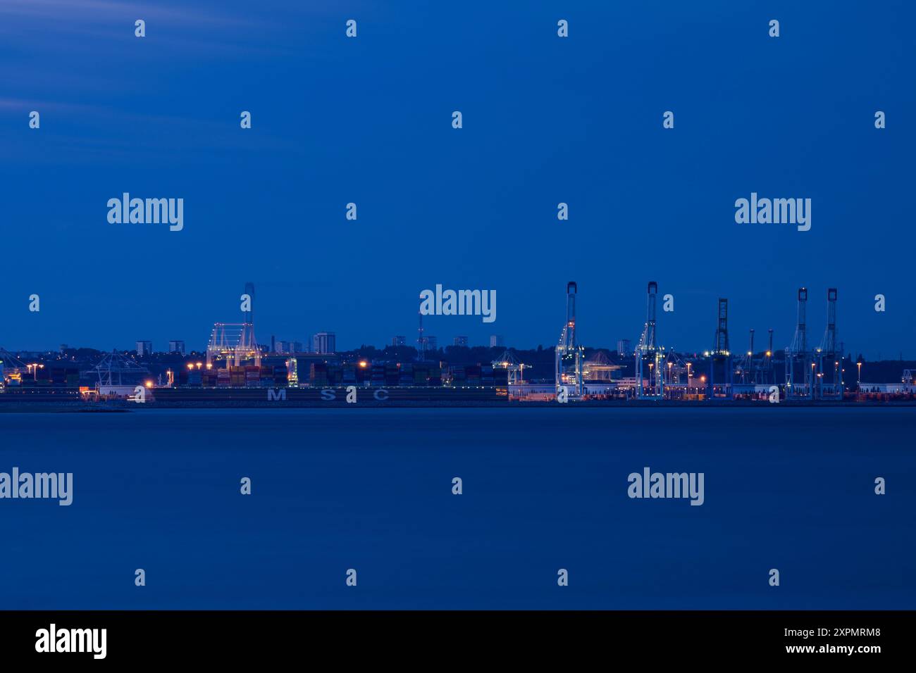 Le Havre, Francia - 24 luglio 2022: Il porto di le Havre da Villerville, notte in estate, ora blu Foto Stock