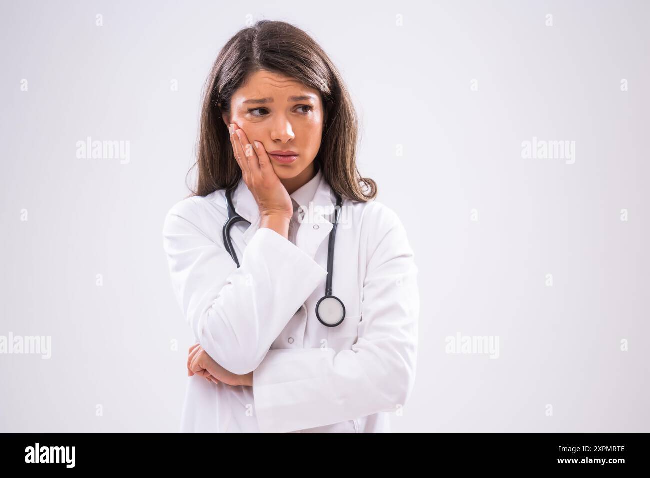 Ritratto di una dottoressa stanca e sovraccarica di lavoro. Foto Stock