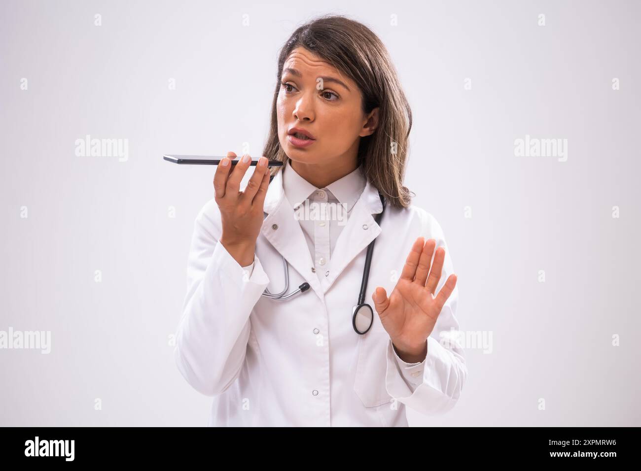 Ritratto del medico che sta parlando al telefono con il paziente. Foto Stock