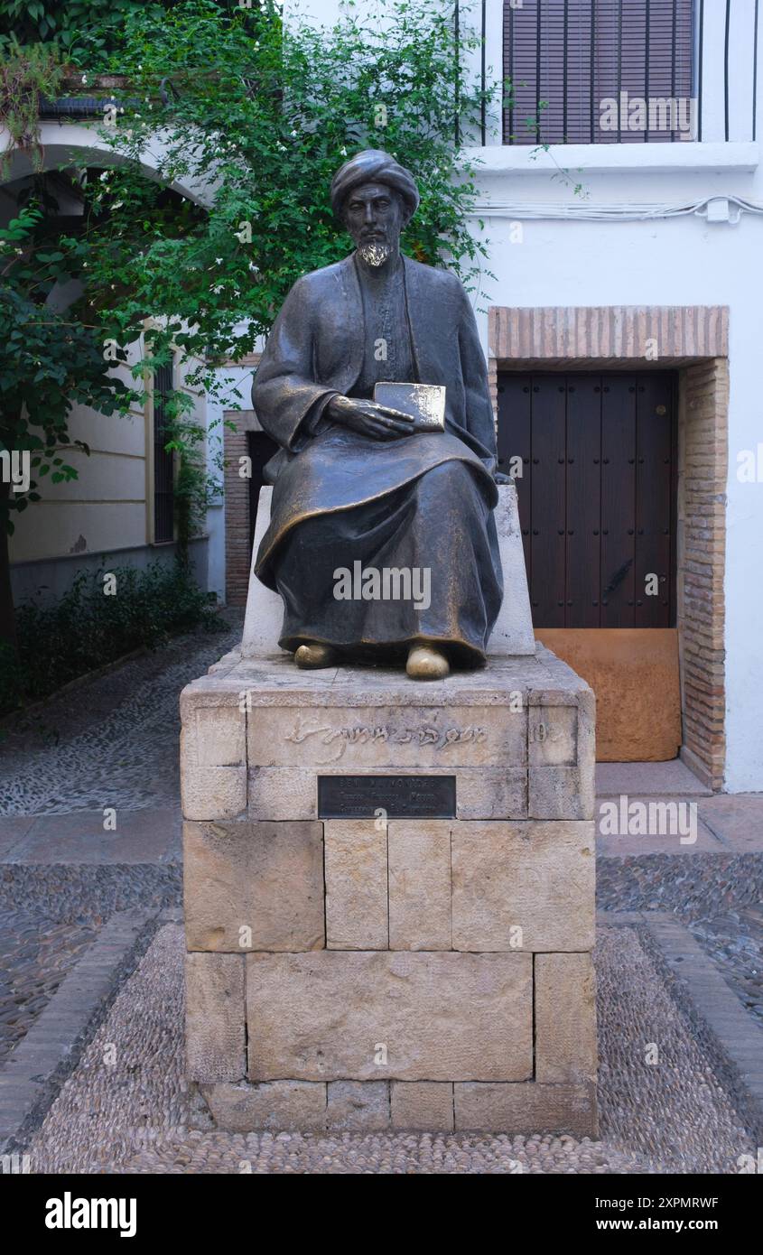 Spagna: Moses ben Maimon o Maimonide (1138 - 1204), nato a Cordoba, è stato un rabbino sefardita, filosofo, astronomo e medico. Statua in Plaza Maimonides, Cordova. Moses ben-Maimon, chiamato Maimonide e noto anche come Rambam (acronimo ebraico per 'Rabbi Moshe ben Maimon'), è stato un filosofo ebreo medievale preminente e uno dei più grandi studiosi e medici della Torah del Medioevo. Nacque a Córdoba, in Spagna, la vigilia di Pasqua del 1135, e morì in Egitto (o Tiberiade) il 20° Tevet, il 12 dicembre 1204. Fu rabbino, medico e filosofo in Marocco ed Egitto. Foto Stock
