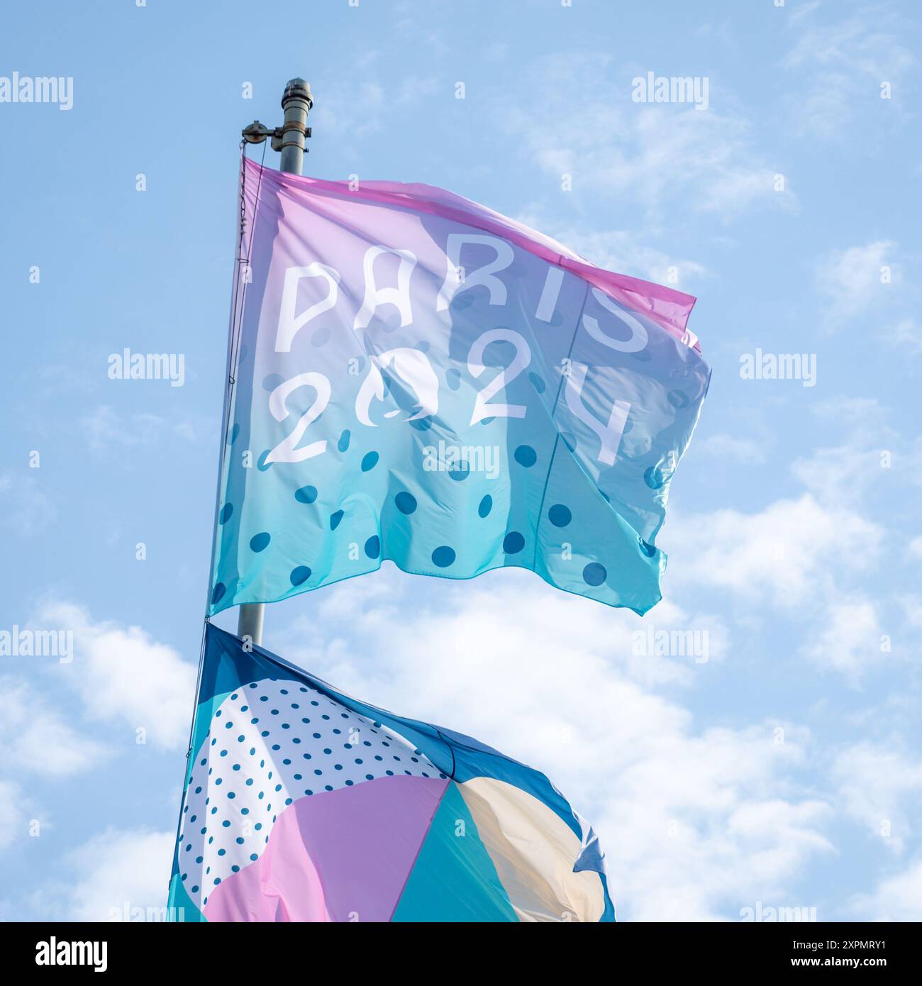 Parigi 2024 bandiera olimpica che galleggia nel cielo Foto Stock