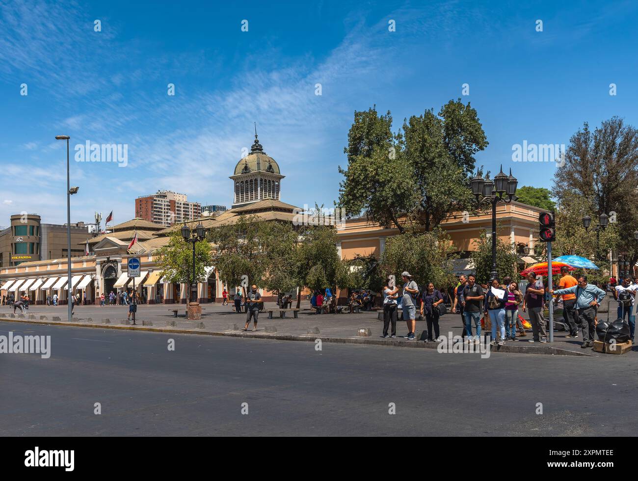 Persone sconosciute di fronte al mercato centrale di Santiago, Cile Foto Stock