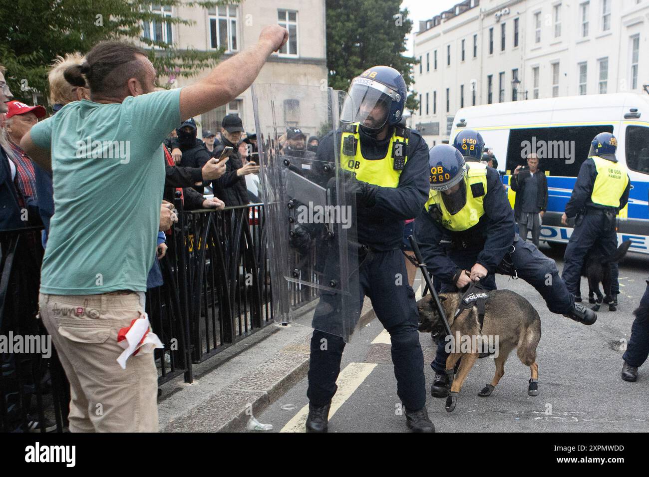 Disordini di Plymouth 5 agosto 2024 la polizia in equipaggiamento antisommossa si scontrò con manifestanti da entrambi i lati. Foto Stock