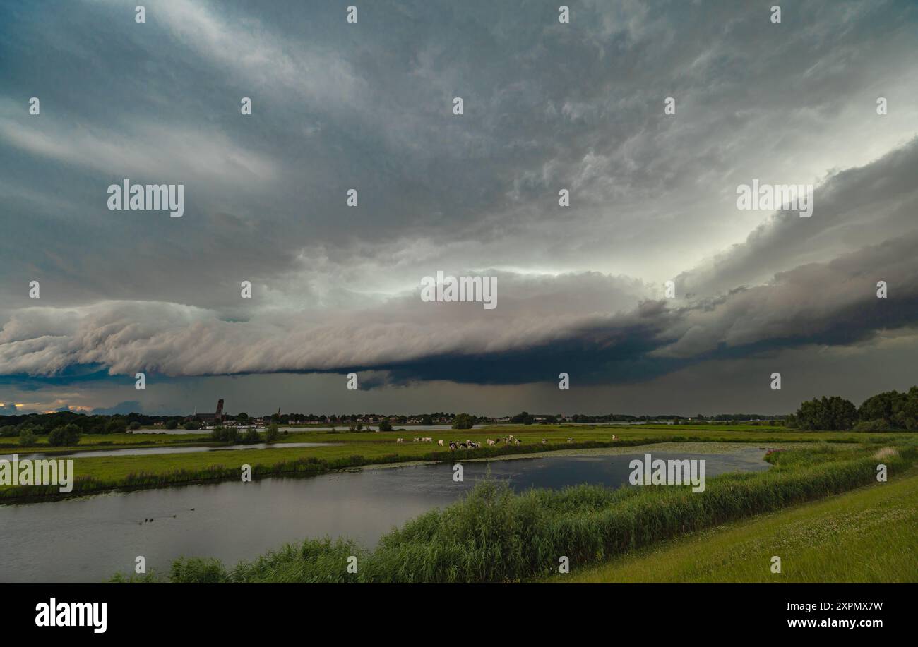 Nube minacciose sullo scaffale sul fiume Waal vicino a Zaltbommel, nella parte centrale dei Paesi Bassi. Foto Stock