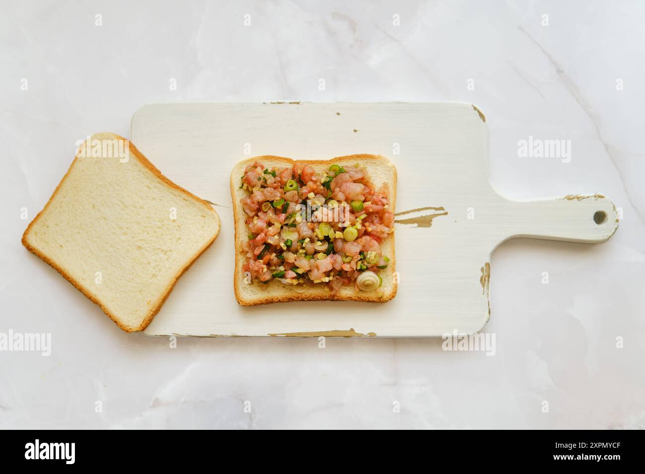 Vista dall'alto della preparazione del club sandwich con gamberi piccanti Foto Stock