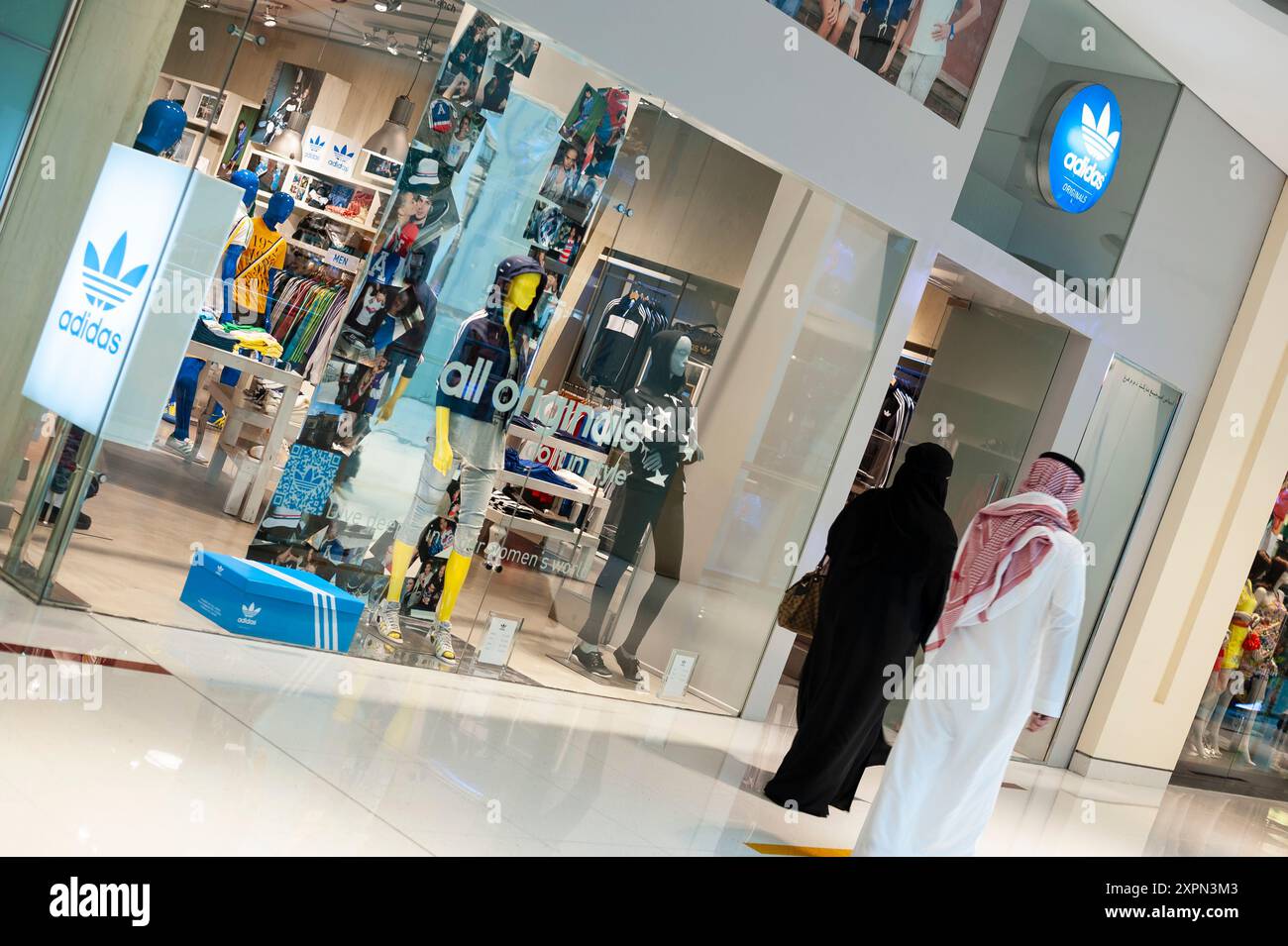 Dubai, Emirati Arabi Uniti, 14 aprile 2012. Outlet ADIDAS in un moderno centro commerciale Foto Stock