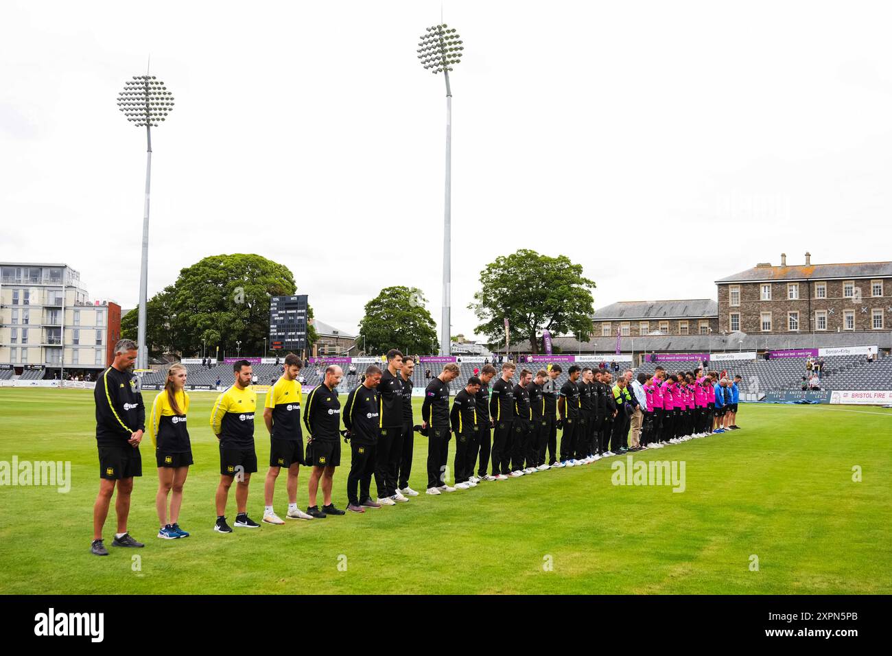 Bristol, Regno Unito, 7 agosto 2024. Il Gloucestershire e il Sussex si schierano per osservare un minuto di silenzio in memoria dell'ex batterista del Surrey e dell'Inghilterra Graham Thorpe durante la partita della Metro Bank One-Day Cup tra Gloucestershire e Sussex Sharks. Crediti: Robbie Stephenson/Gloucestershire Cricket/Alamy Live News Foto Stock