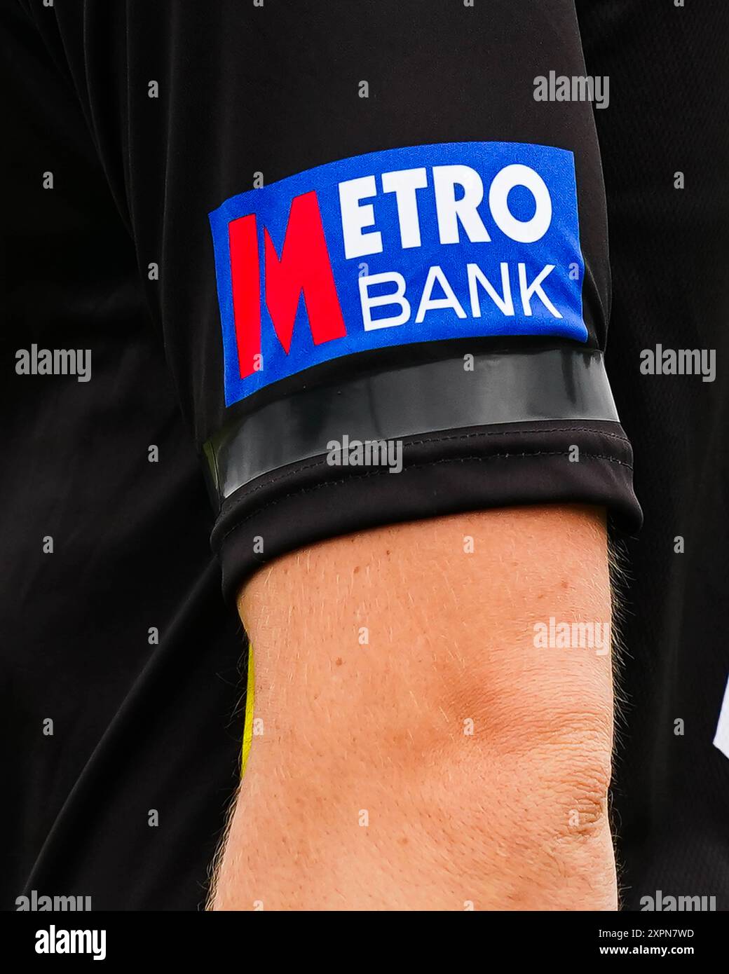 Bristol, Regno Unito, 7 agosto 2024. I giocatori del Gloucestershire indossano bande nere in memoria dell'ex batterista inglese e del Surrey Graham Thorpe durante la partita della Metro Bank One-Day Cup tra Gloucestershire e Sussex Sharks. Crediti: Robbie Stephenson/Gloucestershire Cricket/Alamy Live News Foto Stock