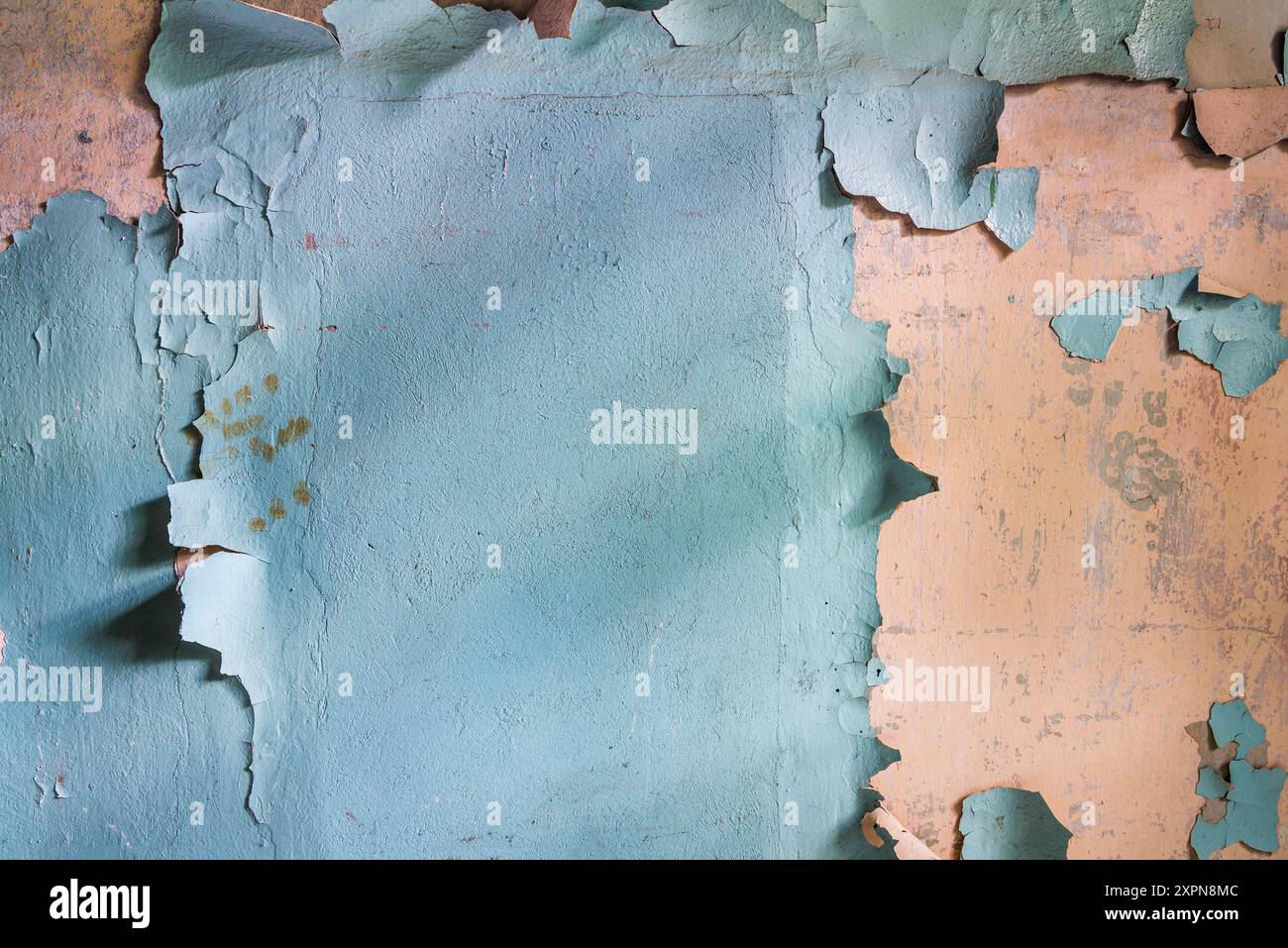 Sfondo della parete in cemento rosa grunge con rimozione della trama dello strato di vernice blu chiaro Foto Stock