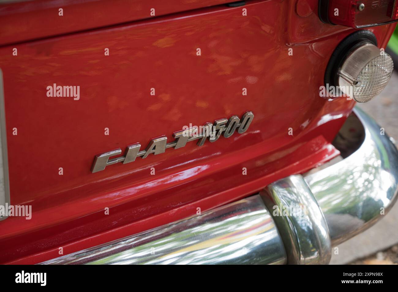 Dettaglio del distintivo di un curioso sedile rosso 1500 sulla strada. Foto Stock