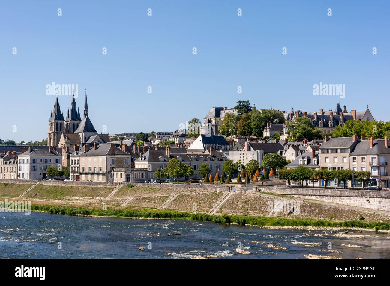 Vista panoramica della città di Blois nella valle della Loira in Francia con il fiume Loira in primo piano Foto Stock