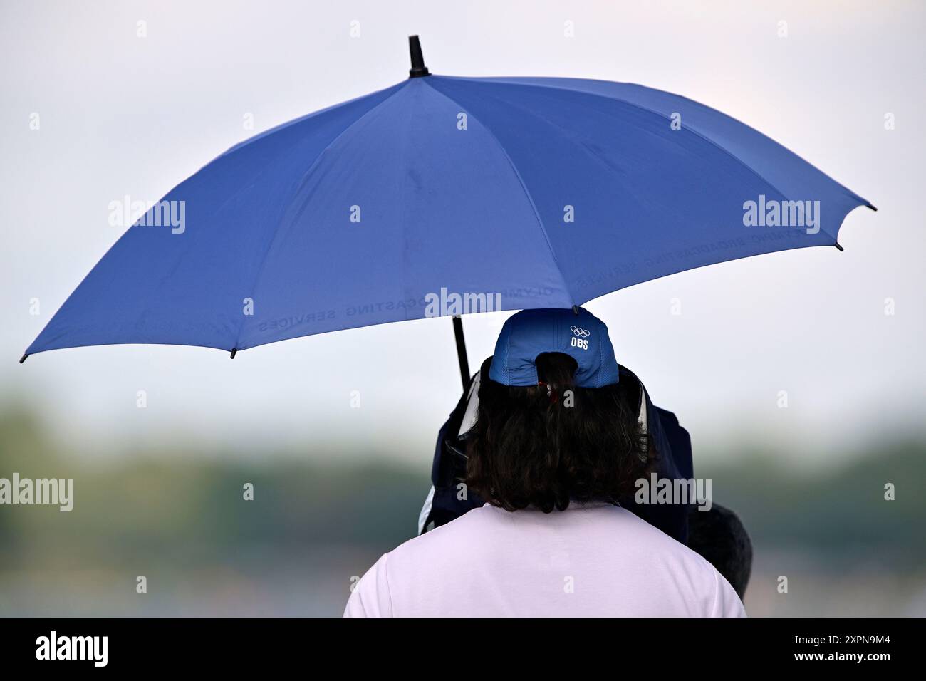 Parigi, Francia. 7 agosto 2024. Giochi olimpici di Parigi 2024. Canoa Sprint. Stadio Olimpico Nautico. Parigi. UN camaramano OBS (Olympic Broadcasting Service) sotto un ombrello per tenere il sole lontano da loro nella competizione Canoe Sprint durante le Olimpiadi di Parigi del 2024 allo Stadio Nautico Olimpico, in Francia. Crediti: Sport in foto/Alamy Live News Foto Stock