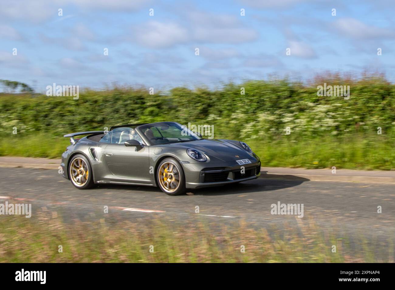 2023 Green Porsche 911 Turbo S-A, T 650 PDK 8 Auto Start/Stop Cabriolet motore a benzina 3745 cc; supercar roadster in viaggio per il salone delle auto Performance di Hoghton Towers, Bolton, Regno Unito Foto Stock