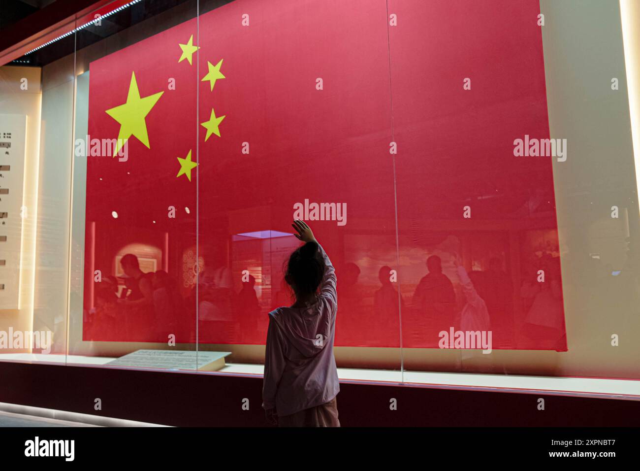 Hong Kong, Cina. 7 agosto 2024. Una bambina sventolò la mano davanti a una bandiera nazionale della Repubblica Popolare Cinese alla National Security Exhibition Gallery. La National Security Exhibition Gallery, aperta al pubblico mercoledì, è la prima galleria tematica della regione amministrativa speciale di Hong Kong dedicata alla promozione sistematica dell'educazione alla sicurezza nazionale. (Credit Image: © Keith Tsuji/ZUMA Press Wire) SOLO PER USO EDITORIALE! Non per USO commerciale! Crediti: ZUMA Press, Inc./Alamy Live News Foto Stock