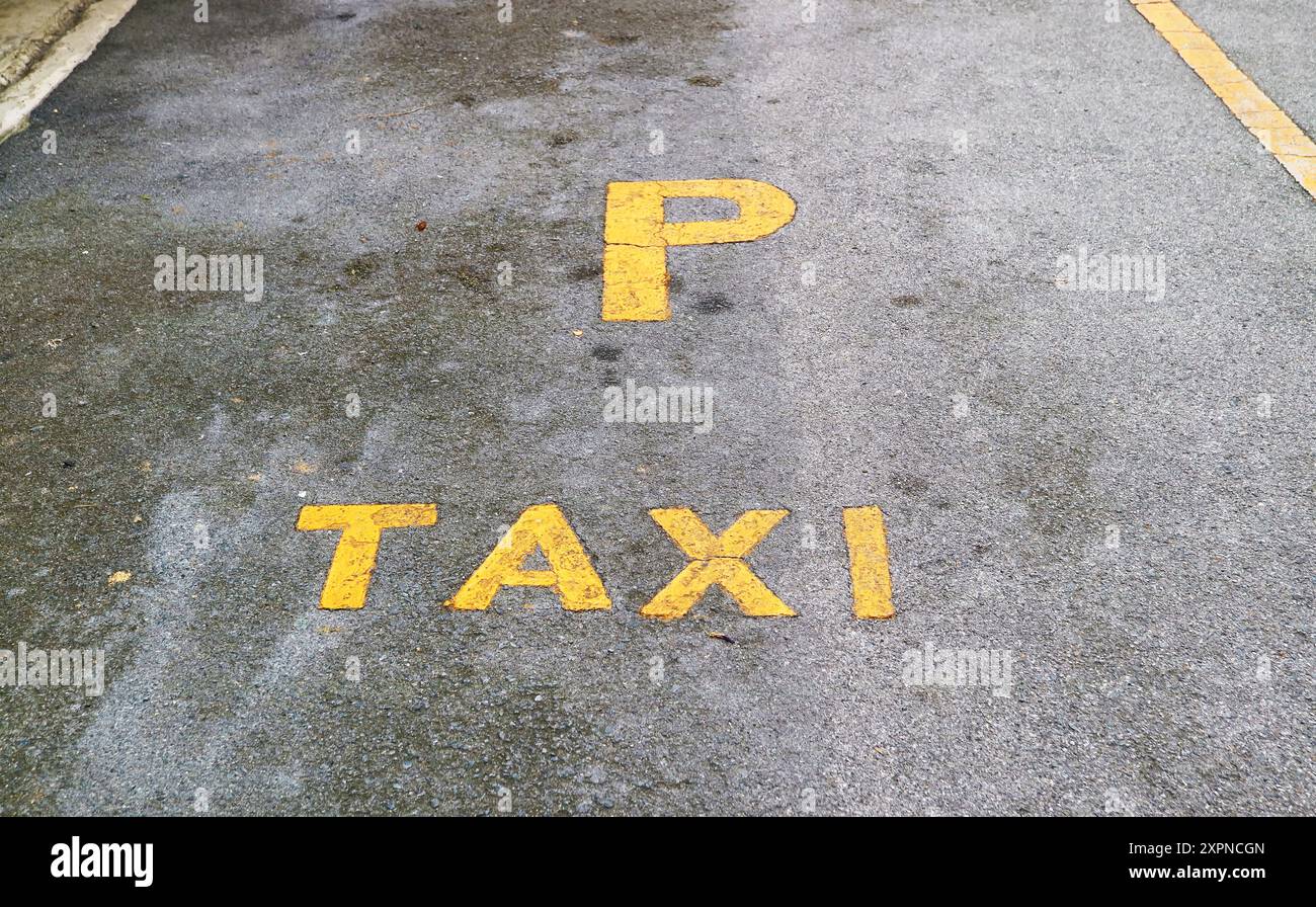 Cartello giallo per il parcheggio DEI TAXI sulla strada Foto Stock