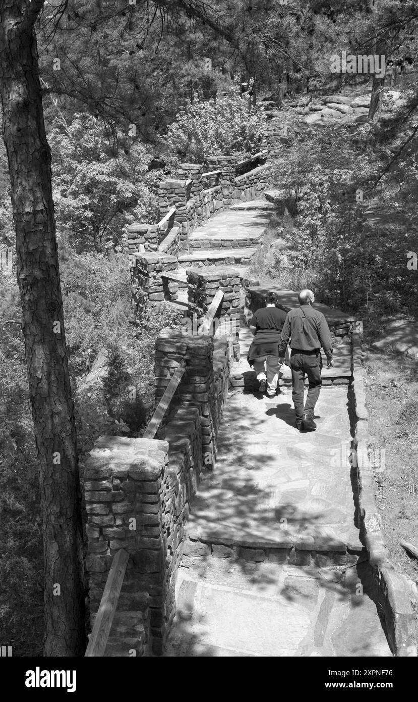 Coppia caucasica, di età compresa tra 40 e 45 anni, godendosi una passeggiata panoramica lungo il sentiero vicino alle cascate di Cedar Creek che si affacciano sul Petit Jean State Park, Morrilton, Arca. STATI UNITI Foto Stock