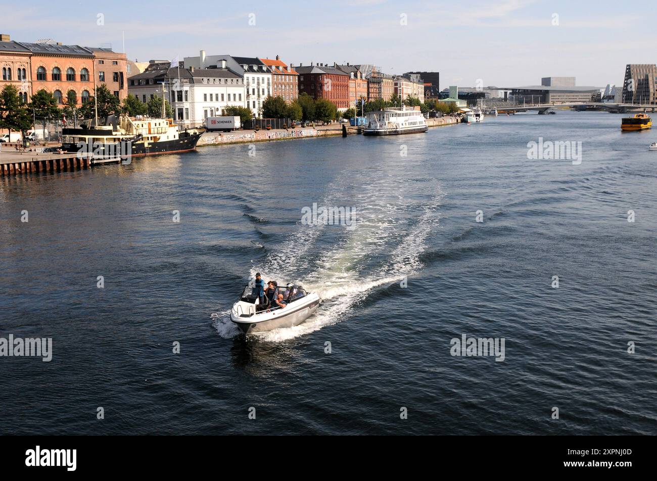 Copenaghen/ Danimarca/ 07 agosto 2024/ le persone si divertono con la barca a vela nel canale di Copenaghen nella capitale danese Copenaghen. (Foto. Francis Joseph Dean/Dean Pictures) (non per uso commerciale) Foto Stock