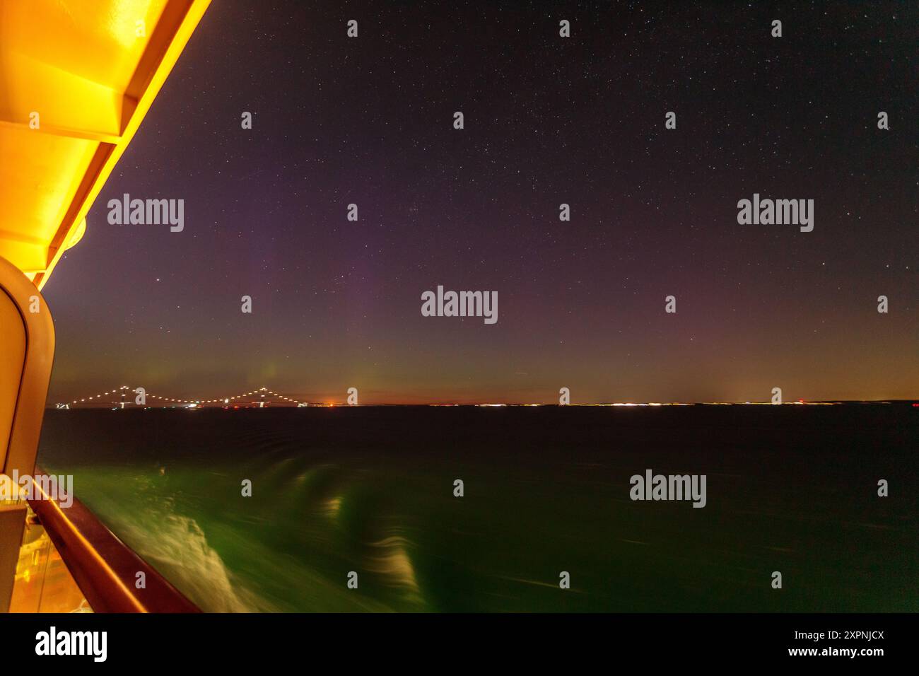 Il ponte della grande cintura danese di notte dal mare Foto Stock