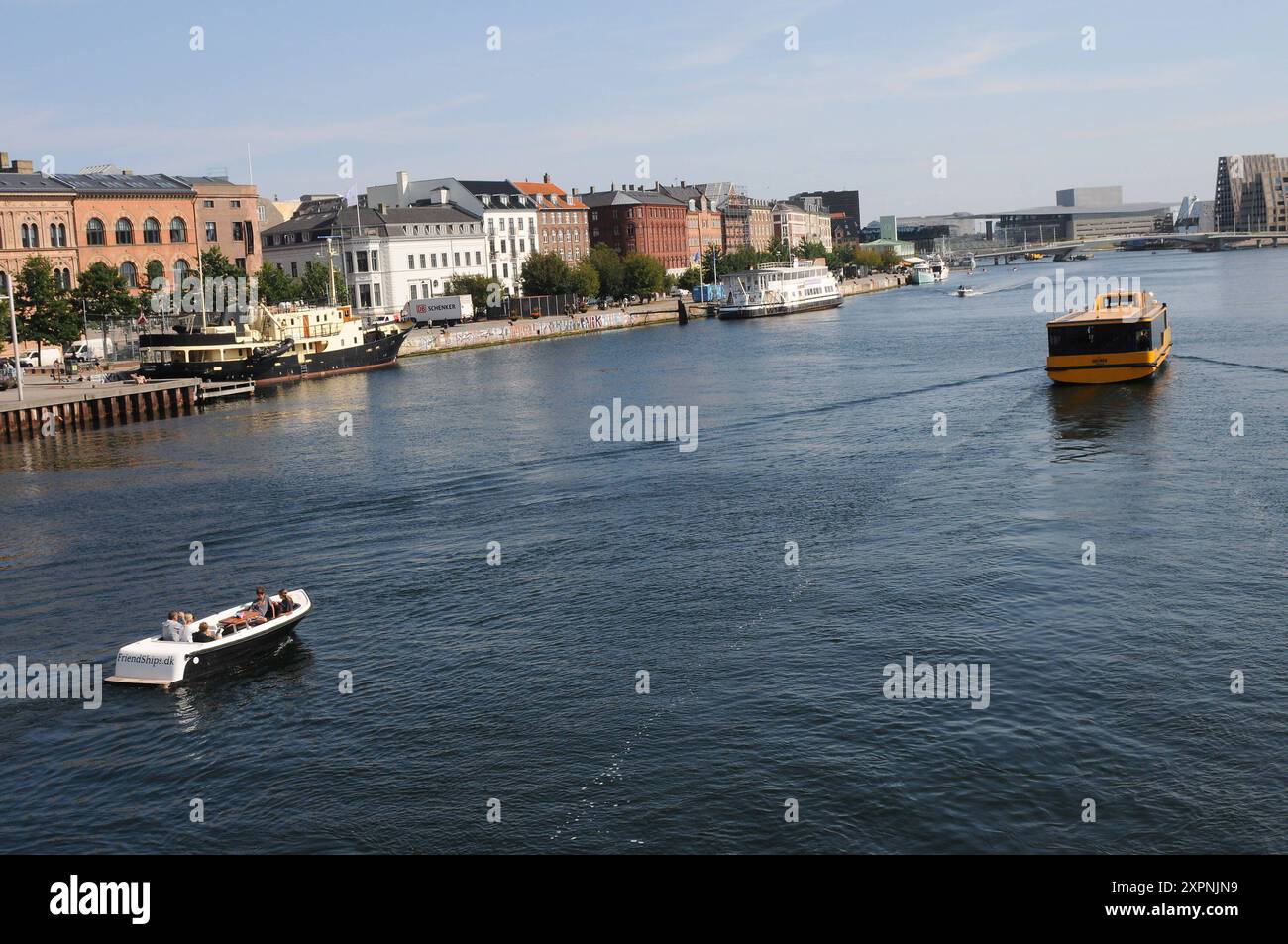 Copenaghen/ Danimarca/ 07 agosto 2024/ le persone si divertono con la barca a vela nel canale di Copenaghen nella capitale danese Copenaghen. Foto. Francis Joseph Dean/Dean Pictures non per uso commerciale Foto Stock