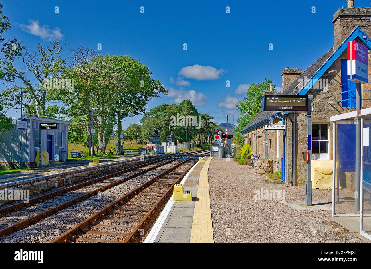 Stazione ferroviaria di Forsinard e RSPB scorre centro visitatori l'edificio sala d'attesa binari ferroviari e piattaforme durante il sole estivo Foto Stock