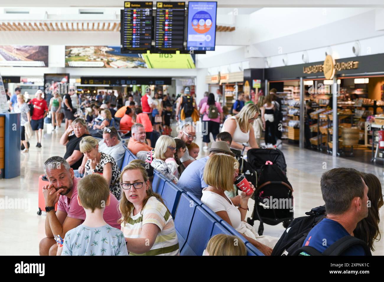 Turisti britannici in attesa di un volo di ritorno all'aeroporto di Lanzarote Foto Stock