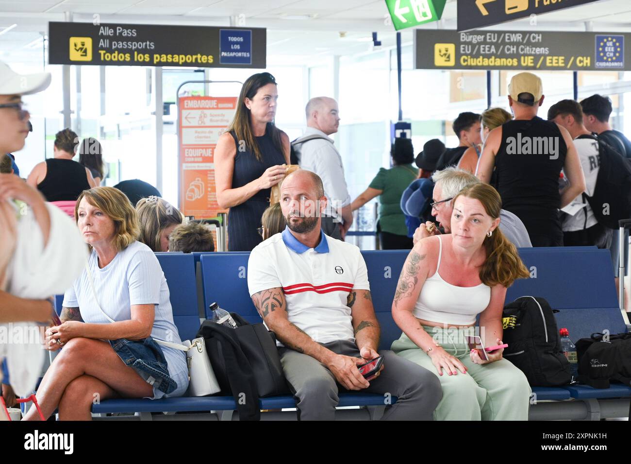 Turisti britannici in attesa di un volo di ritorno all'aeroporto di Lanzarote Foto Stock