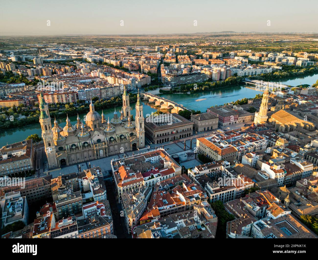 Spettacolare skyline di Saragozza al tramonto. Vista del centro storico, della cattedrale di Saragozza e del fiume Ebro. Foto Stock