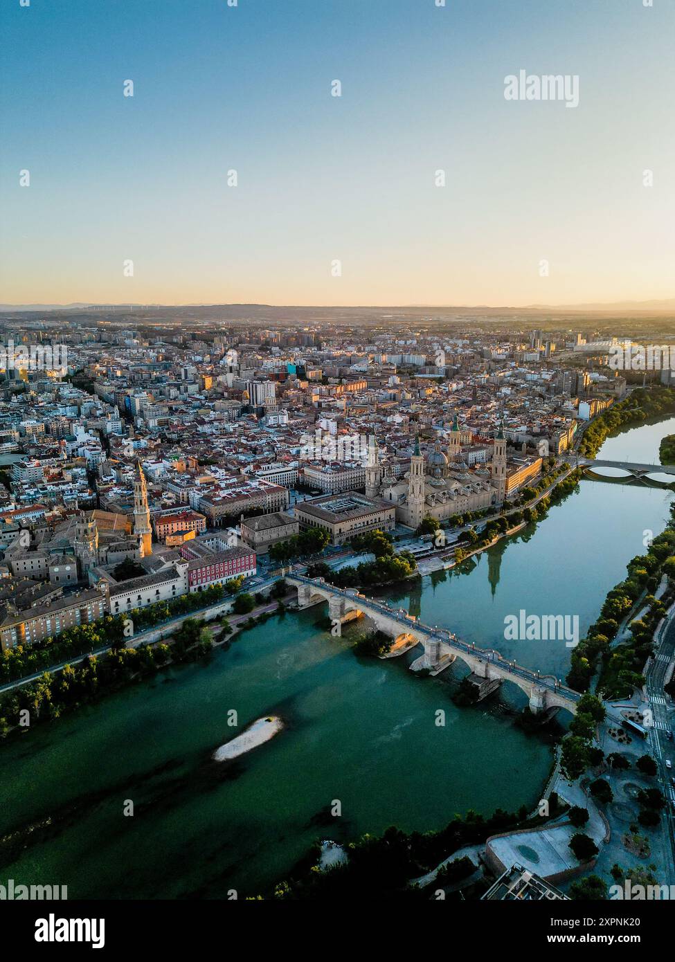 Spettacolare skyline di Saragozza al tramonto. Vista del centro storico, della cattedrale di Saragozza e del fiume Ebro. Foto Stock