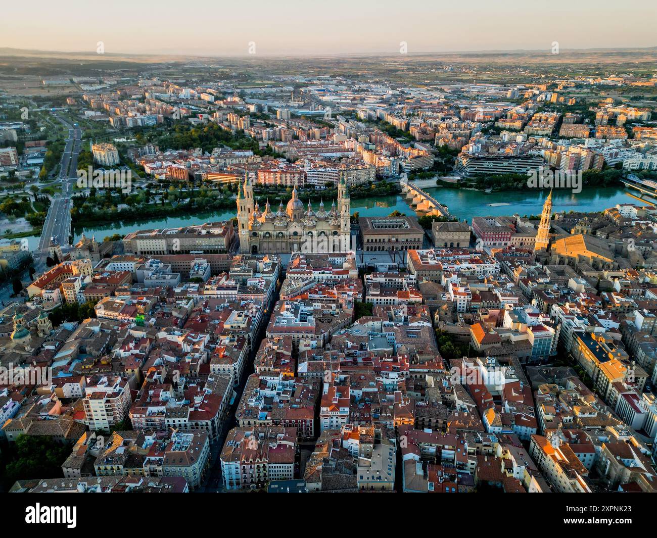 Spettacolare skyline di Saragozza al tramonto. Vista del centro storico, della cattedrale di Saragozza e del fiume Ebro. Foto Stock