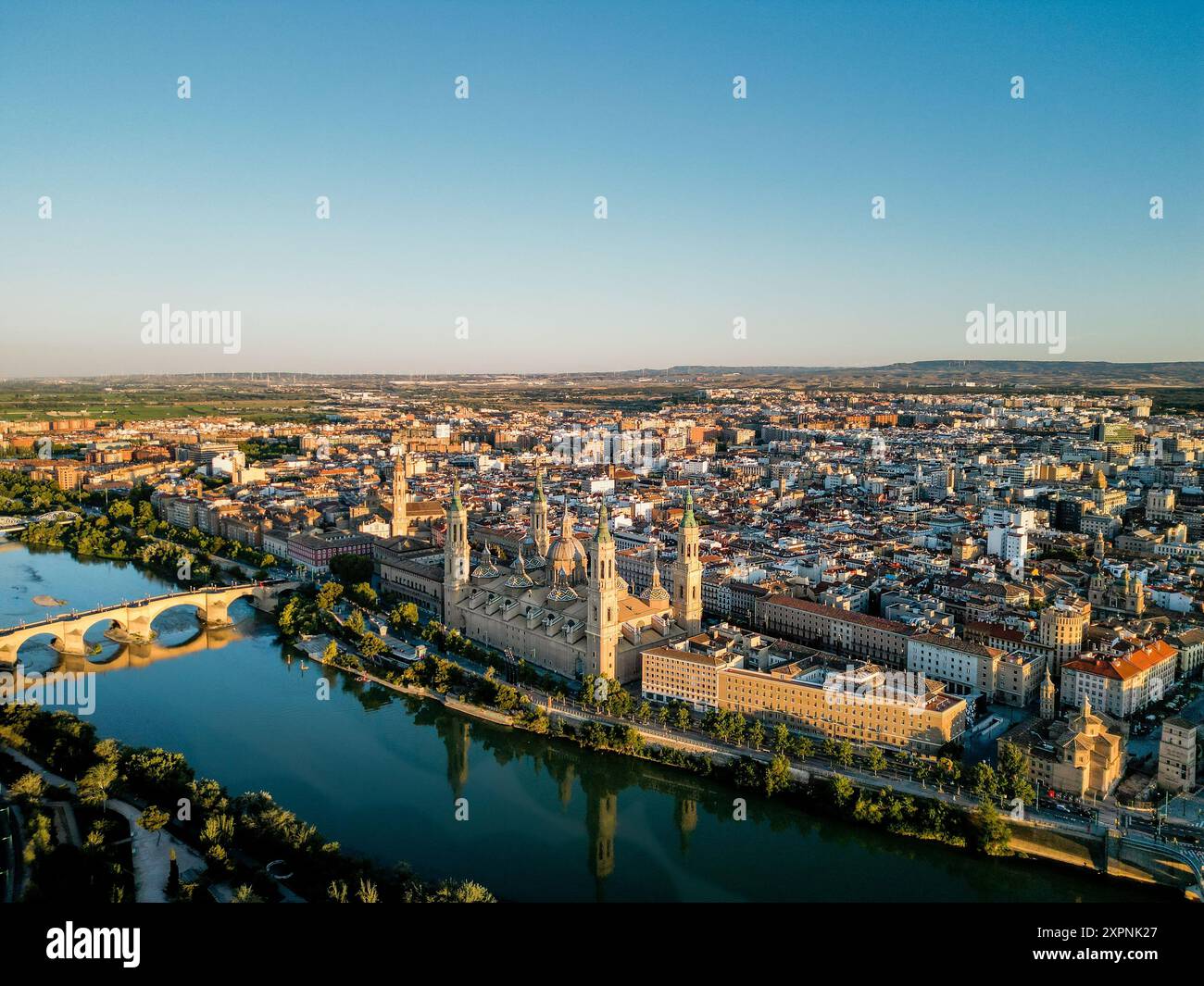 Spettacolare skyline di Saragozza al tramonto. Vista del centro storico, della cattedrale di Saragozza e del fiume Ebro. Foto Stock