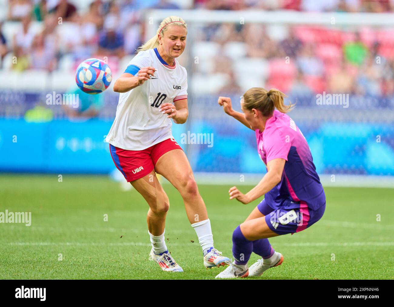 Lione, Francia. 6 agosto 2024. Lindsey Horan, USA Women Nr. 10 competono per il pallone, tackle, duello, colpo di testa, zweikampf, azione, lotta contro Sydney Lohmann, DFB Frauen 8 alla semifinale olimpica femminile GERMANIA - USA 0-1 N.V. allo Stade de Lyon di Lione il 6 agosto 2024 a Lione, Francia. Stagione 2024/2025 fotografo: ddp Images/STAR-Images credito: ddp media GmbH/Alamy Live News Foto Stock