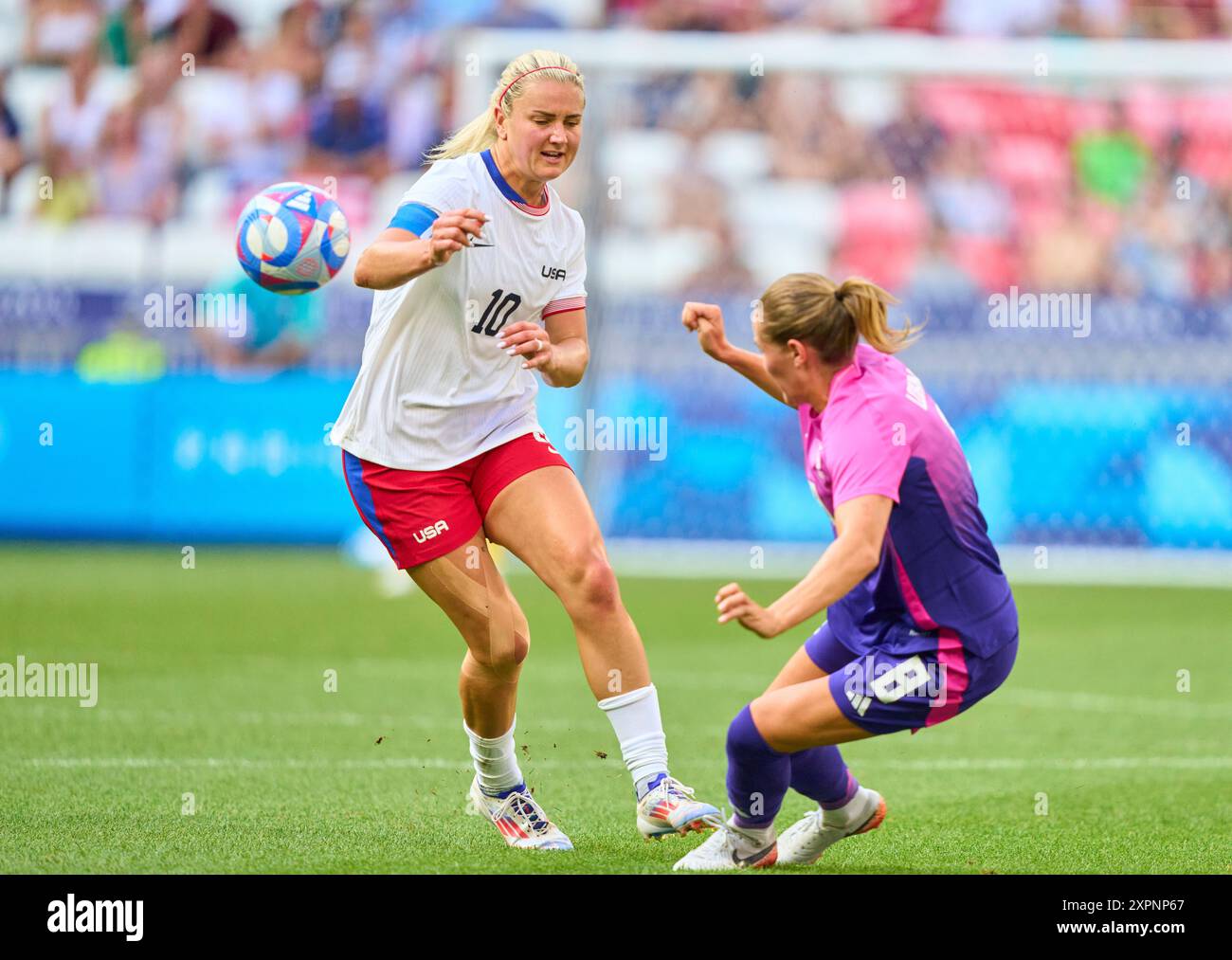 Lindsey Horan, USA Women Nr. 10 competono per il pallone, tackle, duello, colpo di testa, zweikampf, azione, lotta contro Sydney Lohmann, DFB Frauen 8 alla semifinale olimpica femminile GERMANIA - USA 0-1 N.V. allo Stade de Lyon di Lione il 6 agosto 2024 a Lione, Francia. Stagione 2024/2025 fotografo: Peter Schatz Foto Stock