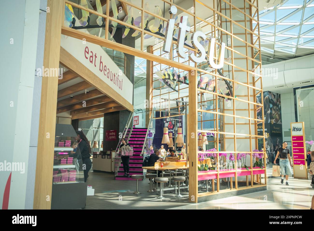 LONDRA - 29 LUGLIO 2024: Filiale della catena di ristoranti asiatica Itsu pan all'interno di Westfield London a White City Foto Stock LONDRA - 29 LUGLIO 2024: Filiale della catena di ristoranti asiatica Itsu pan all'interno di Westfield London a White City Foto Stock