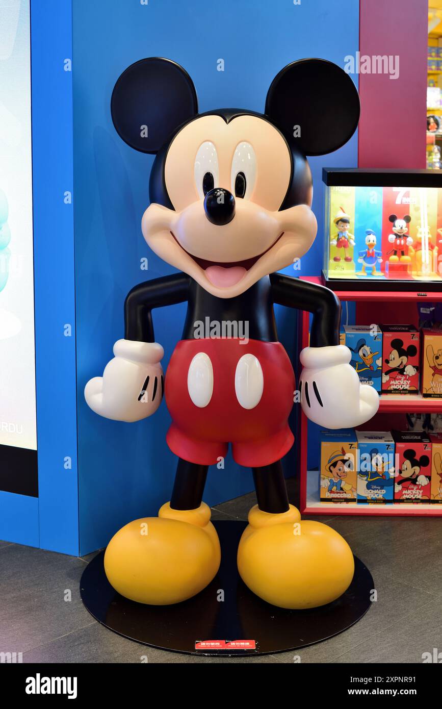 Sorridendo Topolino in piedi nel negozio di giocattoli Foto Stock